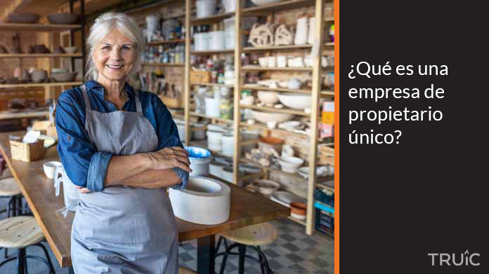 Imagen de una emprendedora en su negocio de cerámica.