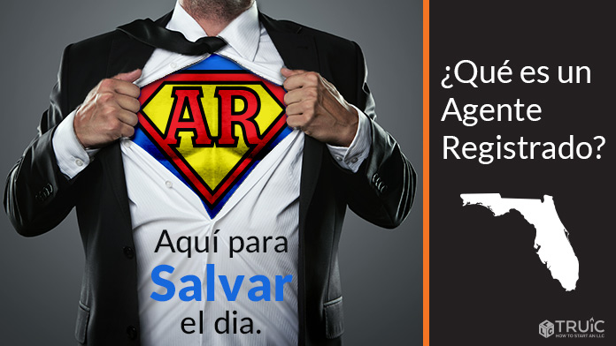 Hombre abriendo su camisa con uniforme de superman con letras RA